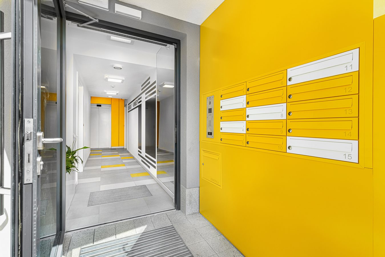 Osiedle Komedy - Etap 2, zdjęcie wejścia do budynku