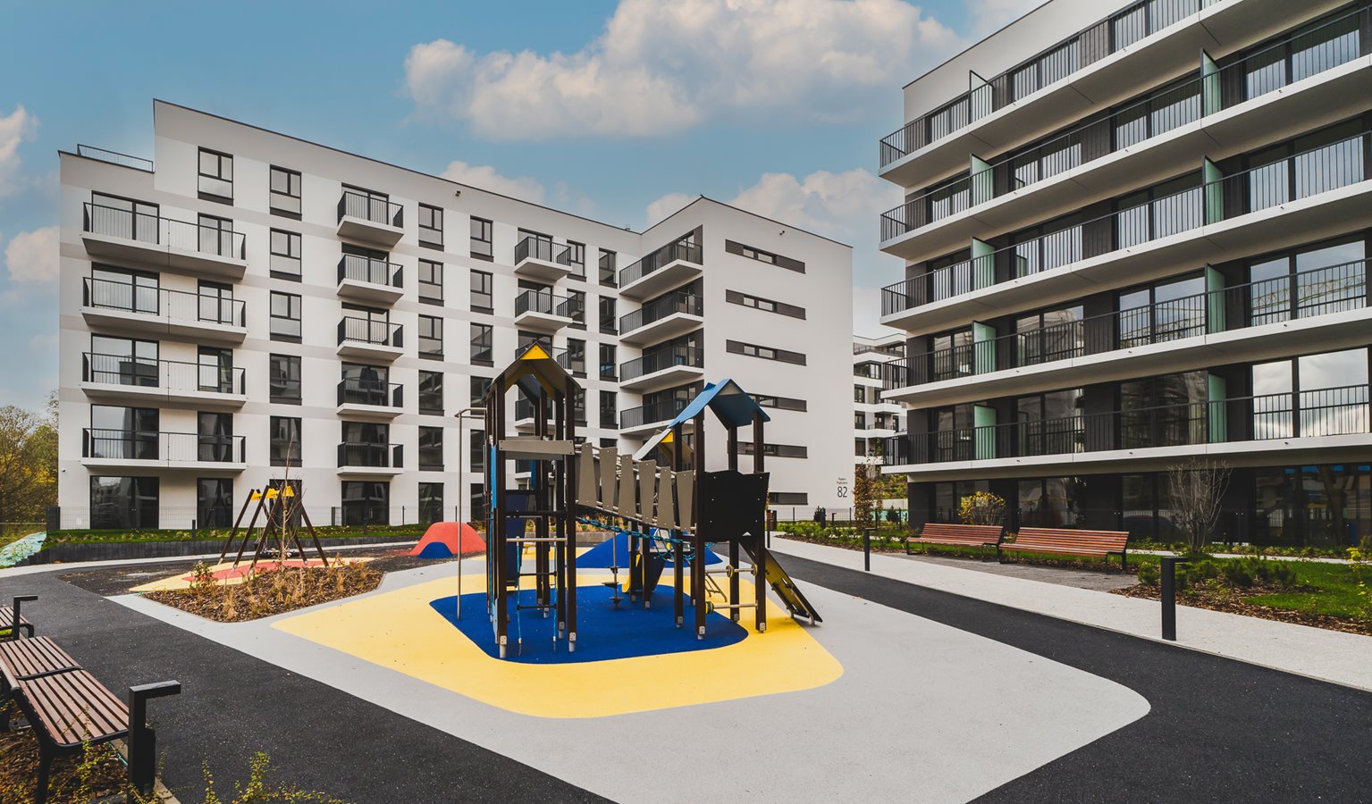 Osiedle Górka Narodowa - Zdjęcie widok na budynki A i B oraz plac zabaw etap 3