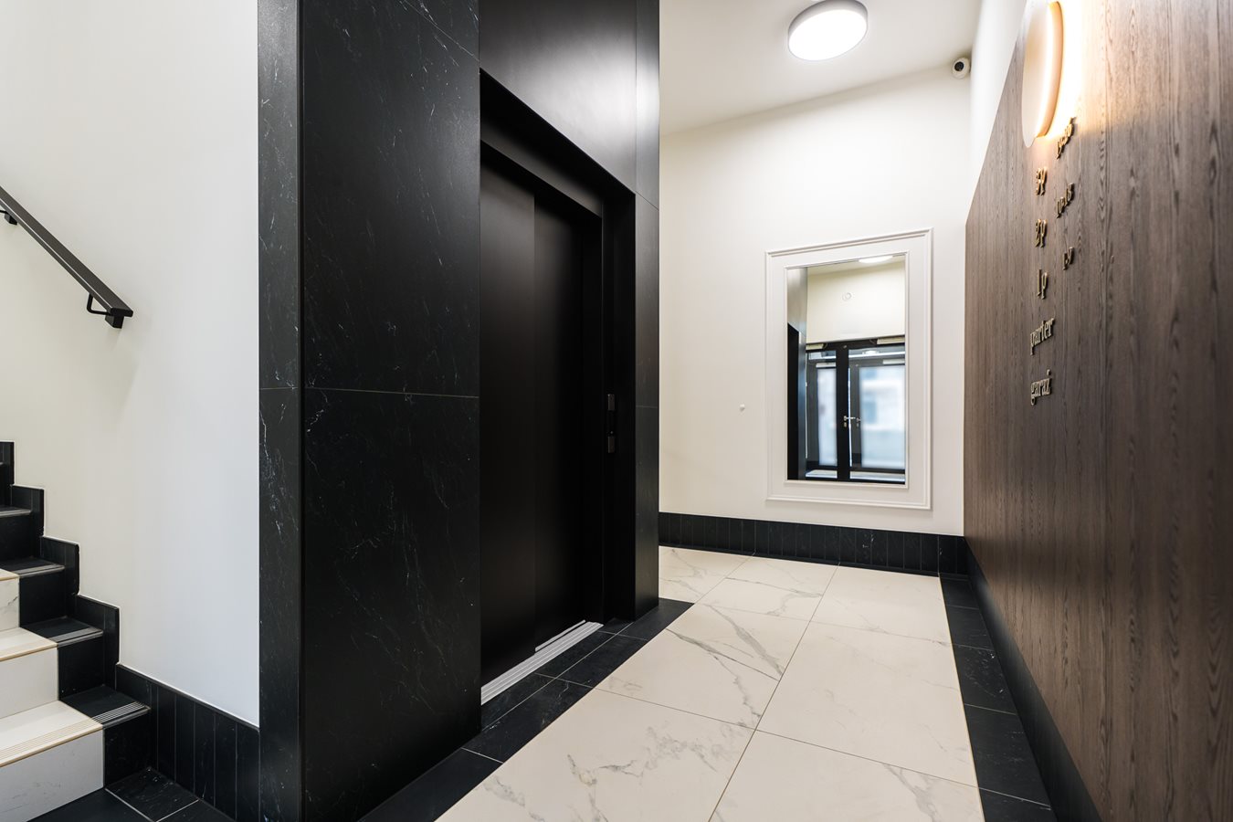 Apartamenty Park Matecznego - Zdjęcie widok na hall z widną w budynku A 